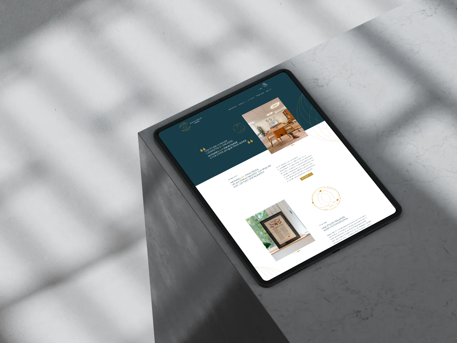 Site de Notaires Sans Frontières affiché sur tablette, avec sa présentation et ses contenus illustrés.