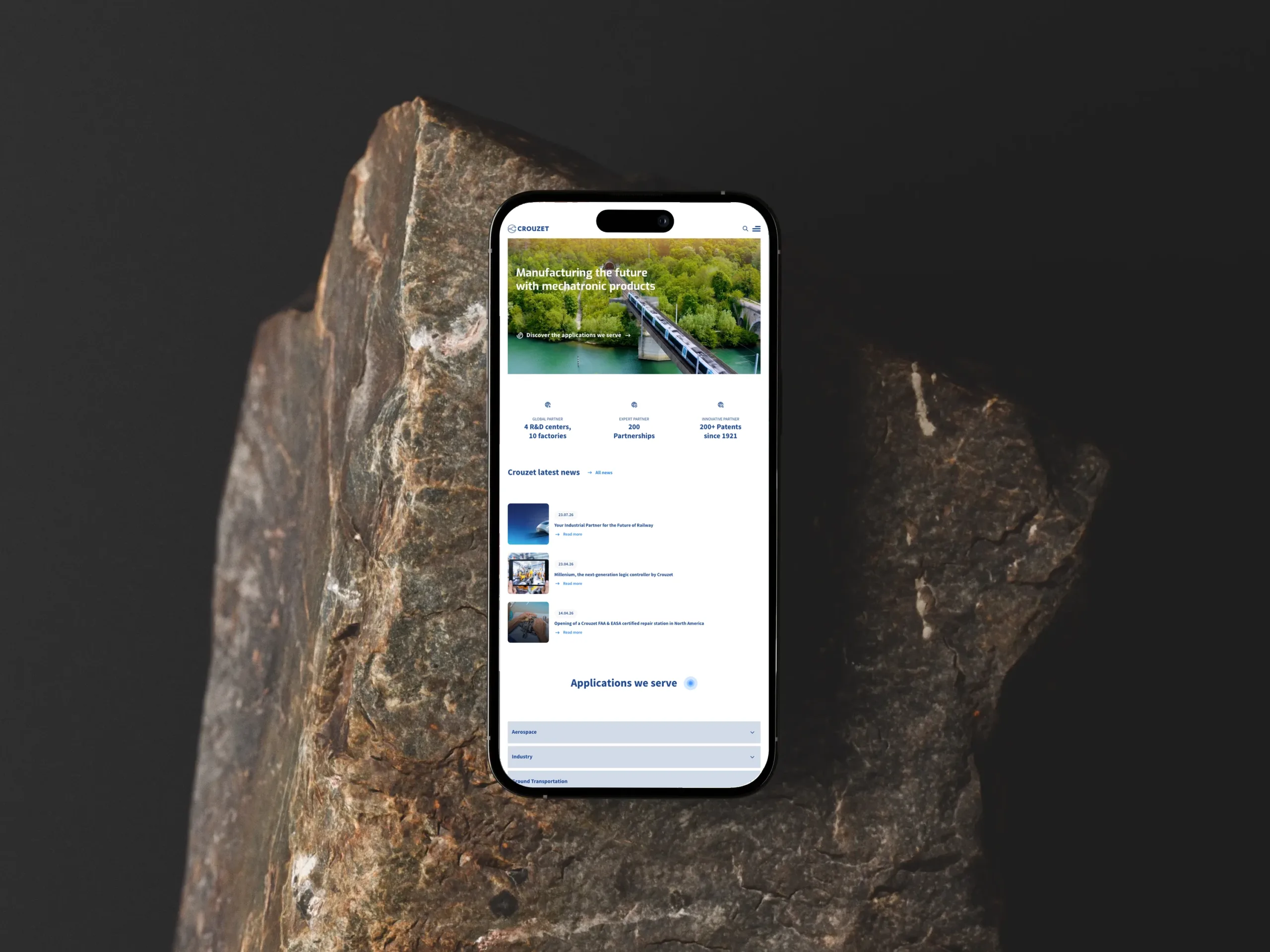 Version mobile du site de Crouzet, fabricant de composants mécatroniques, affichée sur smartphone.
