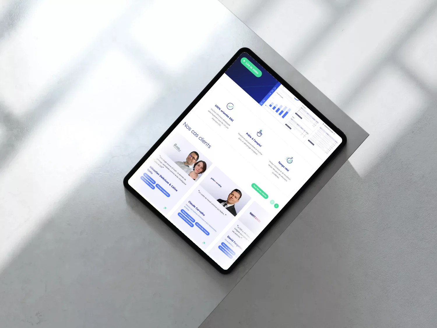 Site vitrine d’Abraxio, éditeur de logiciels pour les DSI, affiché sur tablette.